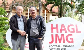 HLV Park Hang-seo lên tận Gia Lai để cám ơn bầu Đức.