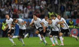 Niềm vui của các cầu thủ Đức sau khi đánh bại Italia ở loạt "đấu súng" cân não.