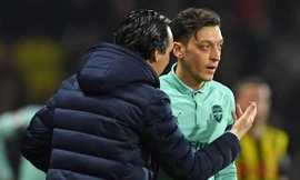 HLV Unai Emery không muốn nhắc tới Mesut Ozil ở thời điểm này.