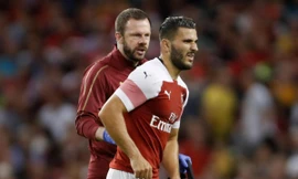 Sead Kolasinac dính chấn thương khá nặng trong trận thắng AFC Bournemouth.