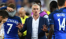 HLV Deschamps thất vọng khi Pháp vuột chức vô địch EURO trên sân nhà.