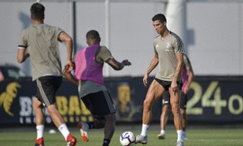 Cristiano Ronaldo và các đồng đội bị phanh phui vụ “vui vẻ” với 60 người đẹp.