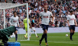 Harry Kane ăn mừng bàn thắng vào lưới West Ham.