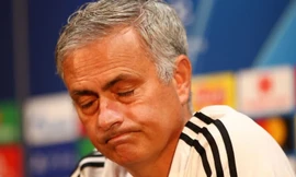 HLV Mourinho đối mặt những áp lực cực lớn.