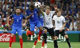 Tình huống Schweinsteiger để bóng chạm tay trong vòng cấm, khiến Đức phải nhận một quả phạt đền.