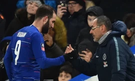 HLV Maurizio Sarri muốn mang Higuain cùng tới Juventus.