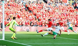 Tình huống Gareth McAuley đá phản lưới nhà.