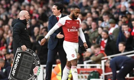 Alexandre Lacazette bực tức khi bị HLV Emery rút ra khỏi sân.
