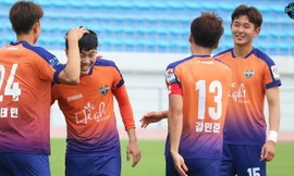 Xuân Trường có trận đấu tốt trong màu áo Gangwon tại R-League.