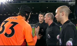 Thủ thành Petr Cech phản ứng trước quyết định của trọng tài Mike Dean.