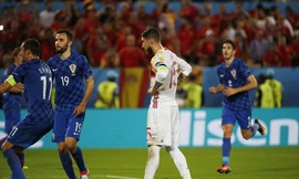 Ramos buồn bã sau cú sút hỏng penalty