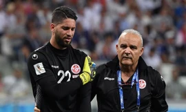 Thủ môn Moez Hassen dính chấn thương vai trong trận gặp Anh.