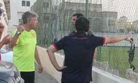 GĐKT Juergen Gede và trưởng đoàn Dương Nghiệp Khôi nói chuyện với quản lý sân.