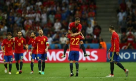 Cầu thủ Tây Ban Nha ăn mừng bàn thắng.