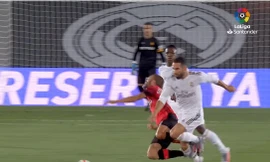 Carvajal phạm lỗi rõ ràng với cầu thủ Real Mallorca nhưng không bị phạt.