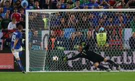 Neuer đẩy thành công quả đá của Leonardo Bonucci.