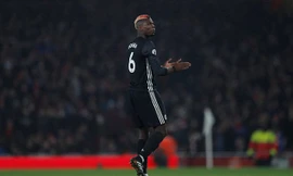 Pogba vỗ tay mỉa mai trọng tài khi bị đuổi khỏi sân.