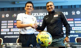 HLV Kiatisak trong buổi họp báo trước trận đấu.