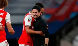 HLV Mikel Arteta ăn mừng cùng các cầu thủ Arsenal.