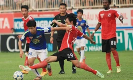 HAGL (áo xanh) bị đội cuối bảng Đồng Nai níu chân. Ảnh: Vnexpress