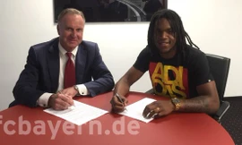 Renato Sanches đặt bút ký hợp đồng 5 năm với Bayern Munich.