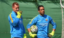 Claudio Bravo (phải) đồng ý gia nhập Man City.