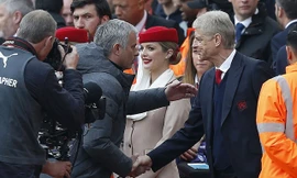 Hạ M.U, Wenger nhận 'quà đặc biệt' từ CĐV Arsenal