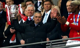 Mourinho ca ngợi CĐV M.U, dè bỉu CĐV Chelsea.