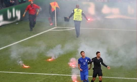 CĐV Croatia ném pháo sáng xuống sân khi trận đấu đang diễn ra.