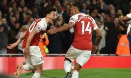 Mesut Ozil tỏa sáng rực rỡ trước Leicester City.