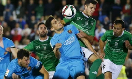 CF Villanovense (áo xanh) đã xuất sắc cầm hòa Barcelona.