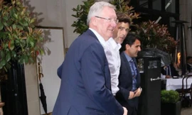 Sir Alex bị phát hiện đi ăn trưa với Pochettino.