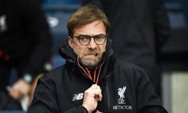 HLV Jurgen Klopp bức xúc khi trọng tài cho rằng mình có ý câu giờ.