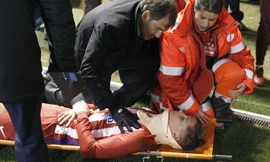 Torres bất tỉnh nhân sự sau pha va chạm với đối phương.