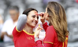 Hai nữ cổ động viên Tây Ban Nha.