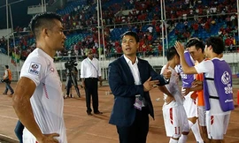 HLV Hữu Thắng không hài lòng với hàng thủ Việt Nam.