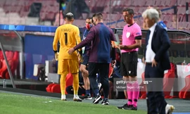 Keylor Navas rời sân vì chấn thương.