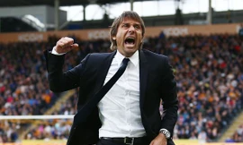 HLV Conte vui mừng với chức vô địch Premier League cùng Chelsea.