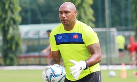 HLV thủ môn Jason Brown bất ngờ chia tay bóng đá Việt Nam.