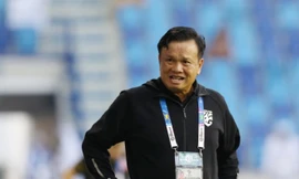 HLV Sirisak Yodyadthai của ĐT Thái Lan.