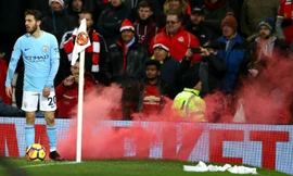 M.U đối mặt án phạt nặng vì CĐV ném pháo sáng.