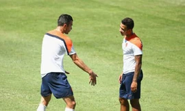Van Persie và Depay tranh cãi với nhau.