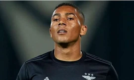 Carlos Vinicius trên đường gia nhập Tottenham.