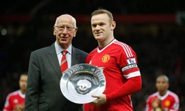 Rooney nhận kỷ niệm chương từ Sir Bobby Charlton.