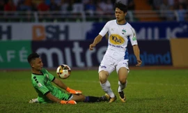 Công Phượng bị HLV HAGL chỉ trích vì đá quá cá nhân.