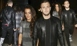 Wilshere lê cái chân bó bột tới hộp đêm.