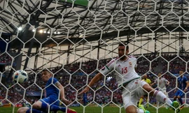 Pha đốt lưới nhà của cầu thủ Iceland. Ảnh Getty