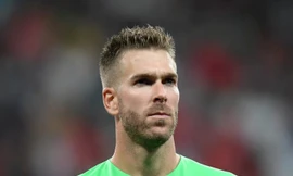 Adrian dính chấn thương trong lúc ăn mừng cùng NHM.