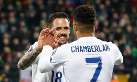 Đồng đội chia vui cùng Ross Barkley.