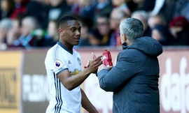 HLV Jose Mourinho để Martial tự quyết định tương lai.